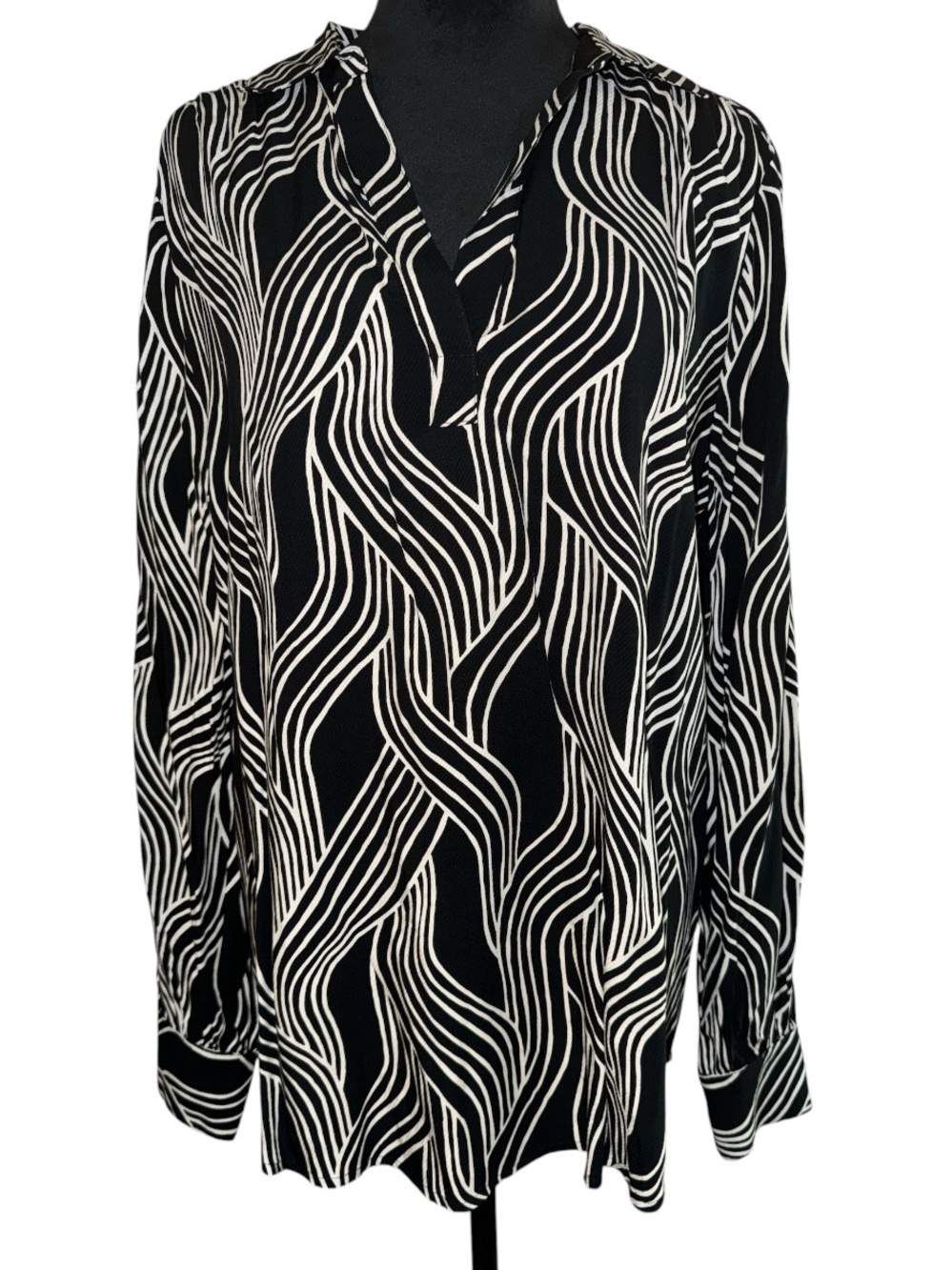Ann Taylor Black and White Wave-Print V-Neck Blouse, Size Large, NWT